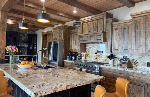 Island Park House | NEW LISTING! Elegant, Dramatic Mountain/Lake Views! 20 Mins to Yellowstone NP!