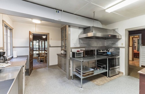 Ashford Cabin | NEW LISTING! Large Lodge at Rainier Lodge (0.4 m from entrance) by RedAwning