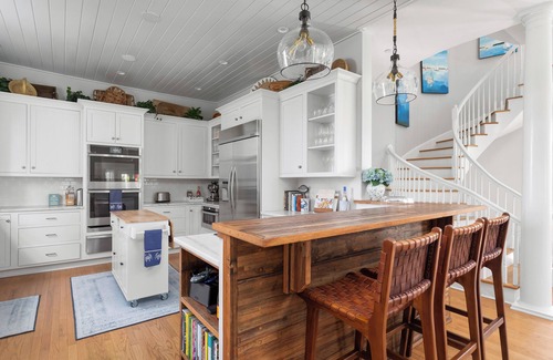 Isle of Palms House | NEW LISTING Luxury vacation home, priv pool, 3 suites, priv access intercoastal