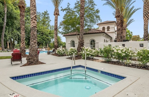 Valencia Apartment | NEW LISTING! Modern Suite*VIP*WIFI*Pool*2 King beds*AC by RedAwning