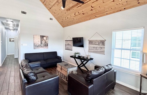 Flour Bluff House | New Listing! Near the Water with Private Pier, Boat Slip & Community Pool!