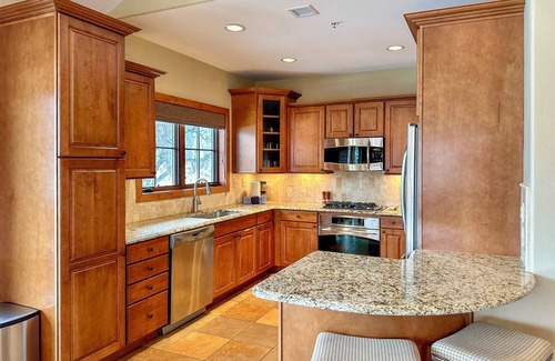 Edwards House | New Listing! Private Nature Trail | Hot Tub | Near Frost Creek Country Club