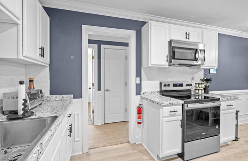 Paw Creek House | New listing, Remodeled! Stylish 3BR Airport 2 mi, Uptown 9 min + Free Parking