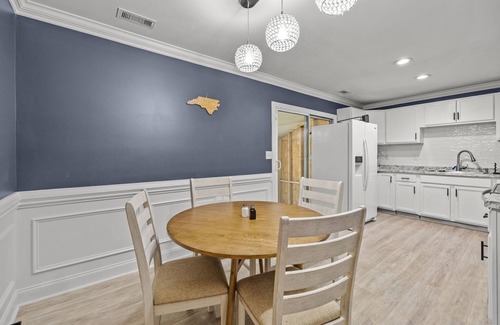 Paw Creek House | New listing, Remodeled! Stylish 3BR Airport 2 mi, Uptown 9 min + Free Parking