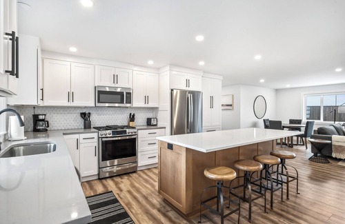 Bend House | New Listing! River Access ~ Fire Pit ~ Remodeled Home ~ All New Furniture!