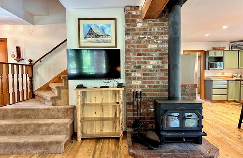 Leavenworth Cabin | New Listing! Sauna, Backs Forest Trail, Dog Friendly, Cable