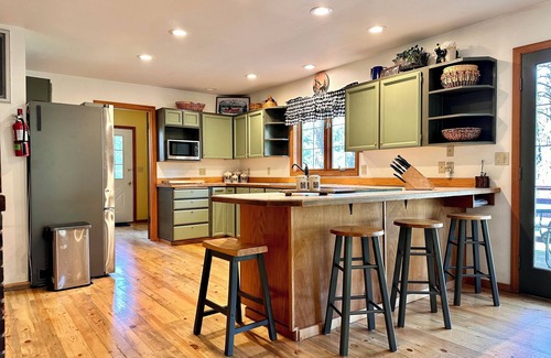 Leavenworth Cabin | New Listing! Sauna, Backs Forest Trail, Dog Friendly, Cable
