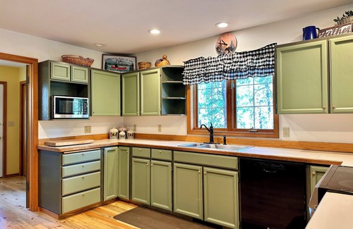 Leavenworth Cabin | New Listing! Sauna, Backs Forest Trail, Dog Friendly, Cable