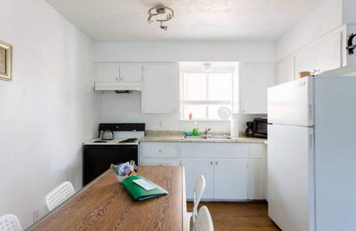 Johnston Terrace House | New Listing! Simple and comfortable 2 bdrm near downtown/AUS