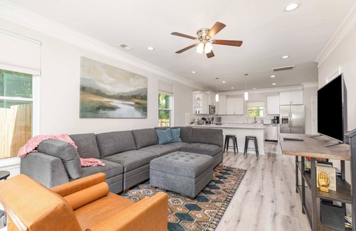 Paw Creek House | New Listing! Sleeps 11~Hot Tub~Fenced In Backyard