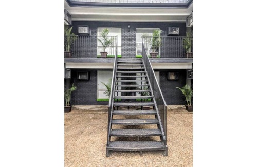 Johnston Terrace House | New Listing! Thrifty & Functional 2 BD near AUS and downtown