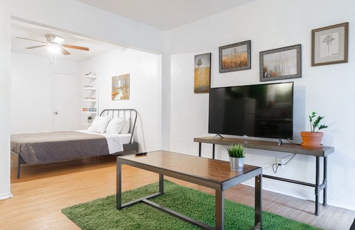 Johnston Terrace House | New Listing! Thrifty + functional 1BD Apt near AUS and downtown