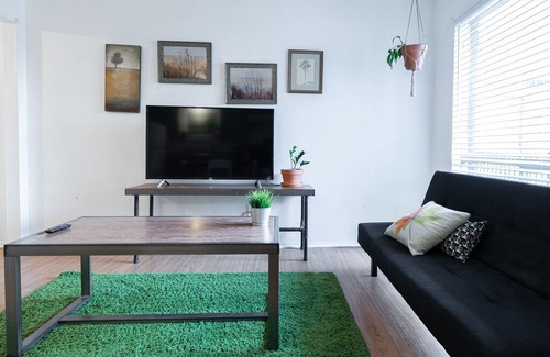 Johnston Terrace House | New Listing! Thrifty + functional 1BD Apt near AUS and downtown