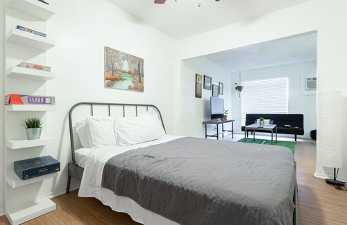 Johnston Terrace House | New Listing! Thrifty + functional 1BD Apt near AUS and downtown