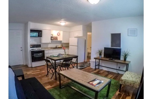 Johnston Terrace House | New Listing! Thrifty & Functional 2 BD near AUS and downtown