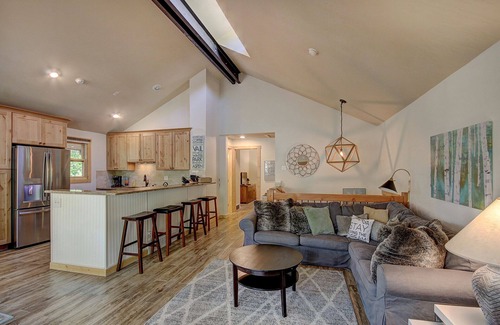 Warrior's Mark House | New Listing! Travelers Retreat! Close to Town and the Slopes! On the bus Route!