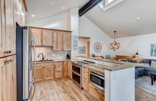 Warrior's Mark House | New Listing! Travelers Retreat! Close to Town and the Slopes! On the bus Route!