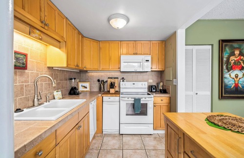 Historic Kailua Village Condo | New Listing! Two bedroom, two bathroom condo in heart of downtown Kailua-Kona