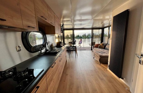 Baambrugse Zuwe Apartment | NEW - Little Asia - Houseboat on a lake near Amsterdam with Sauna