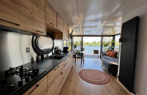 Baambrugse Zuwe Apartment | NEW - Little Asia - Houseboat on a lake near Amsterdam with Sauna