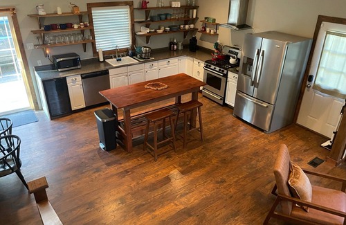 Schroon Lake Cabin | NEW Lodge, 5min to Schroon town ctr & beach, hiking, fishing, kayaking, boating