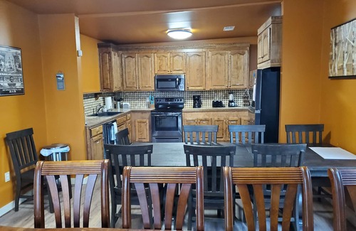 Hot Springs House | New Lower Rates! Amazing 8 Bedroom 3 Story Downtown Hot Springs! No Admin Fee!