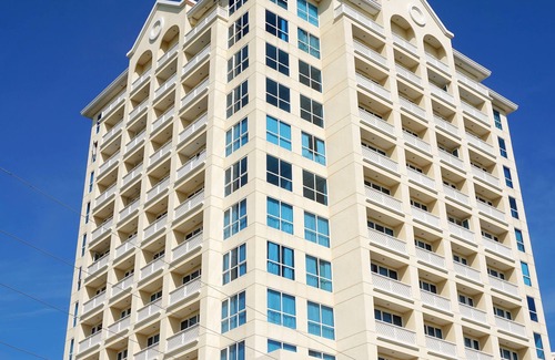 Lapu-Lapu Condo | New Lux. 2 BR Condo - 2 Pools, Gym, woow seaviews, Beach, Tours behind Newtown