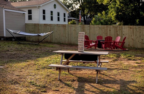 Southwest Raleigh House | NEW Luxe Retro Sports Retreat~Walk to Stadiums