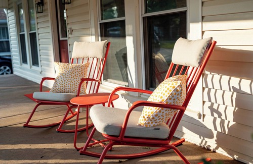 Southwest Raleigh House | NEW Luxe Retro Sports Retreat~Walk to Stadiums
