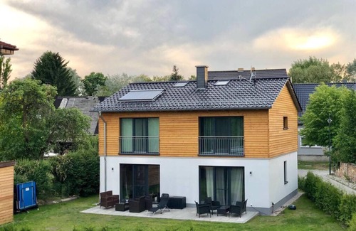 Storkow House | New: Luxurious holiday home with lake view and garden [Whole house, No. 1 + No. 2]