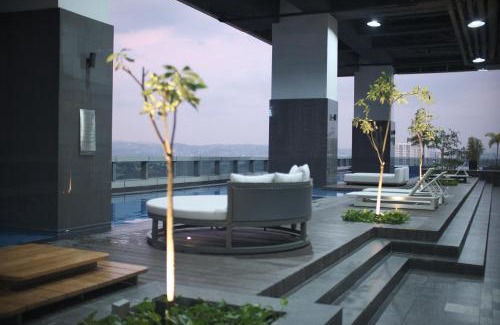 Bagumbayan Apartment | NEW Luxurious Hotel type Condominium 48th Floor