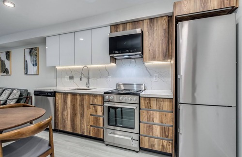 Downtown Vancouver Apartment | NEW - Luxury - 1 Bedroom - Walk to the Beach - 1168 Pendrell