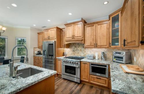 Groveland House | New Luxury 5BR Cabin in Pine Mountain Lake! 1 Minute to Beach! Massage Chair! Close to Yosemite! Perfect for Retreats and Escapes All Seasons!