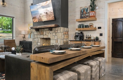 Pickens Cabin | NEW Luxury Cabin, Pickleball/Hoops, Sauna, Golf, Pool Table, Dog Friendly