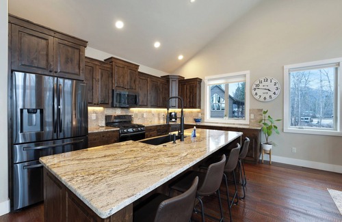 Columbia Falls House | New! Luxury home on Flathead River with backyard & greenway trail
