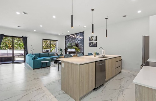 Oakland Park House | New Luxury Home with Hot Tub & Game Room in Ft. Lauderdale - 10 min to Beach