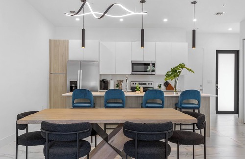 Oakland Park House | New Luxury Home with Hot Tub & Game Room in Ft. Lauderdale - 10 min to Beach