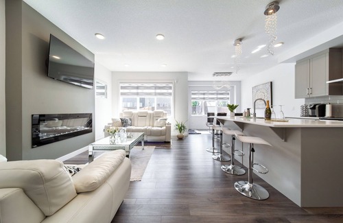 Southwest Edmonton House | New Luxury House in South Edmonton Near Airport, 2 King bds 4 bdrms 4bthrms