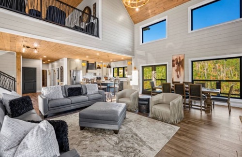 Chalet Village North Cabin | NEW Luxury Lodge/2 Heated pools/Mountain Views/Fire pit/Hot tub