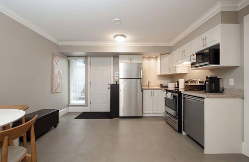 Kerrisdale House | New Luxury Three Bedroom Villa near Shops and Greenway
