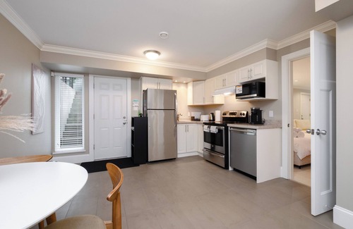 Kerrisdale House | New Luxury Three Bedroom Villa near Shops and Greenway