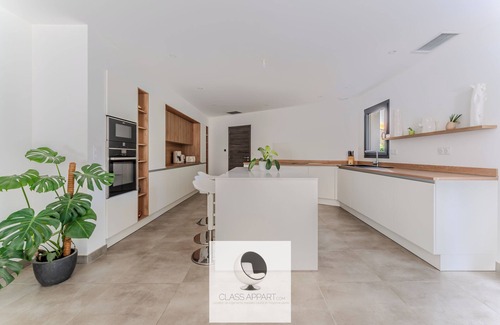 Castelnau-le-Lez Villa | New Luxury Villa with Pool for Rent by the Week in Castelnau-le-Lez