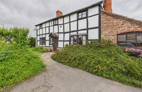 Putley House | NEW Mainstone House Retreat by Signature Stays