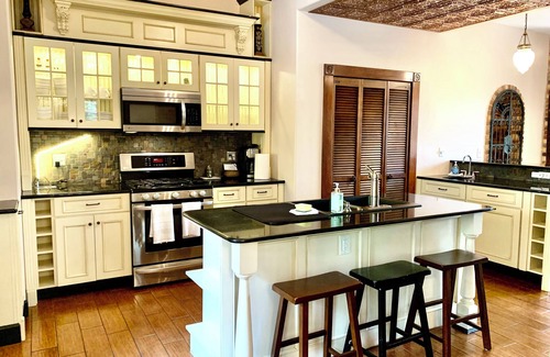 Manitou Springs House | NEW! @ Manitou Incline~ Pikes Peak Cog Railway~ Barr Trail~ New Therapy Hot Tub!