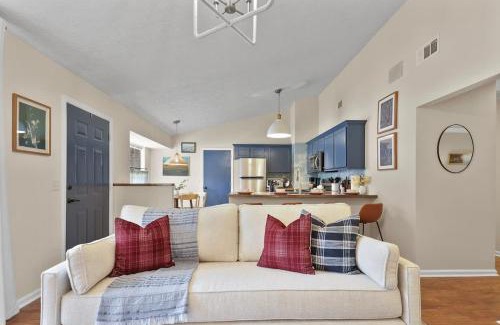 Whitemarsh Island House | New Meets Nostalgic - Adorable Cottage Sleeps 8