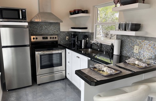 Blanco House | New mod container w/12-foot deck, hot tub, 360 amazing views, BOGO wine tasting