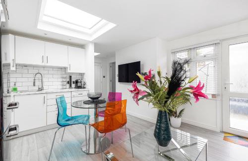 Chiswick Apartment | New! Modern 1-BR House with Patio & HotTub , Chiswick