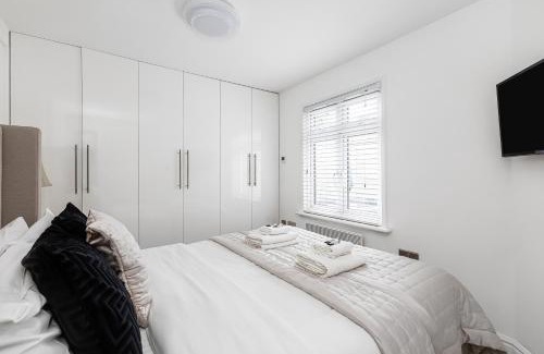 Chiswick Apartment | New! Modern 1-BR House with Patio & HotTub , Chiswick