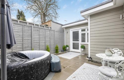 Chiswick Apartment | New! Modern 1-BR House with Patio & HotTub , Chiswick