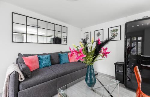 Chiswick Apartment | New! Modern 1-BR House with Patio & HotTub , Chiswick